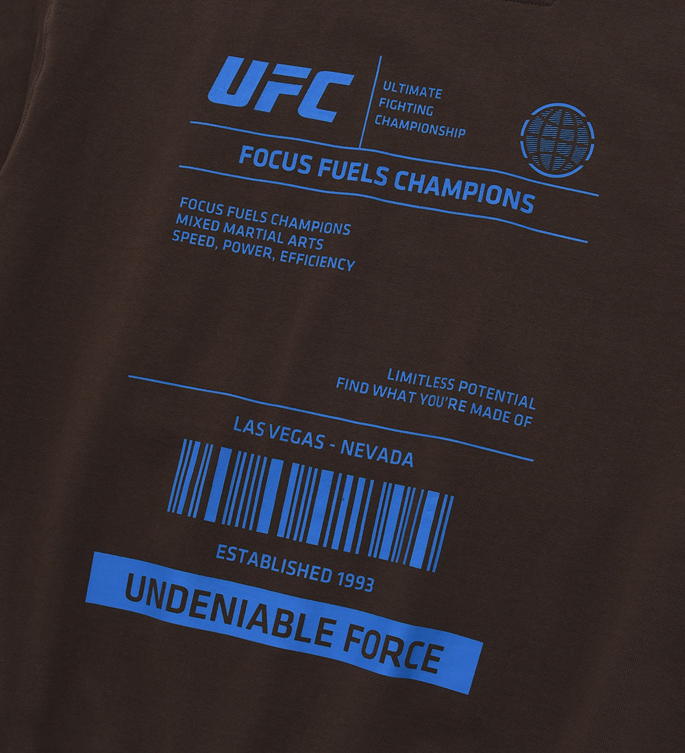 هودي واسع بقصة مريحة بشعار كبير من UFC، بني غامق