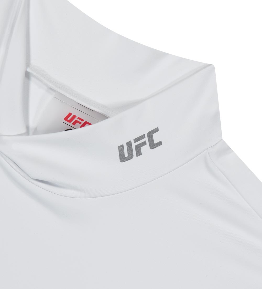 تي شيرت UFC Boost بأكمام طويلة وقصة ضيقة، لون أوف-وايت