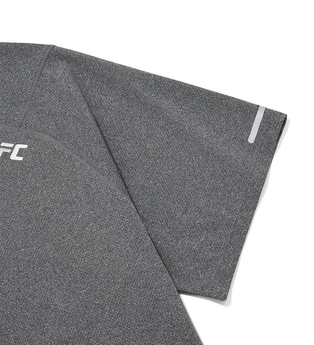 تيشيرت UFC Essentials شبكي بقصّة عادية وأكمام قصيرة، أسود