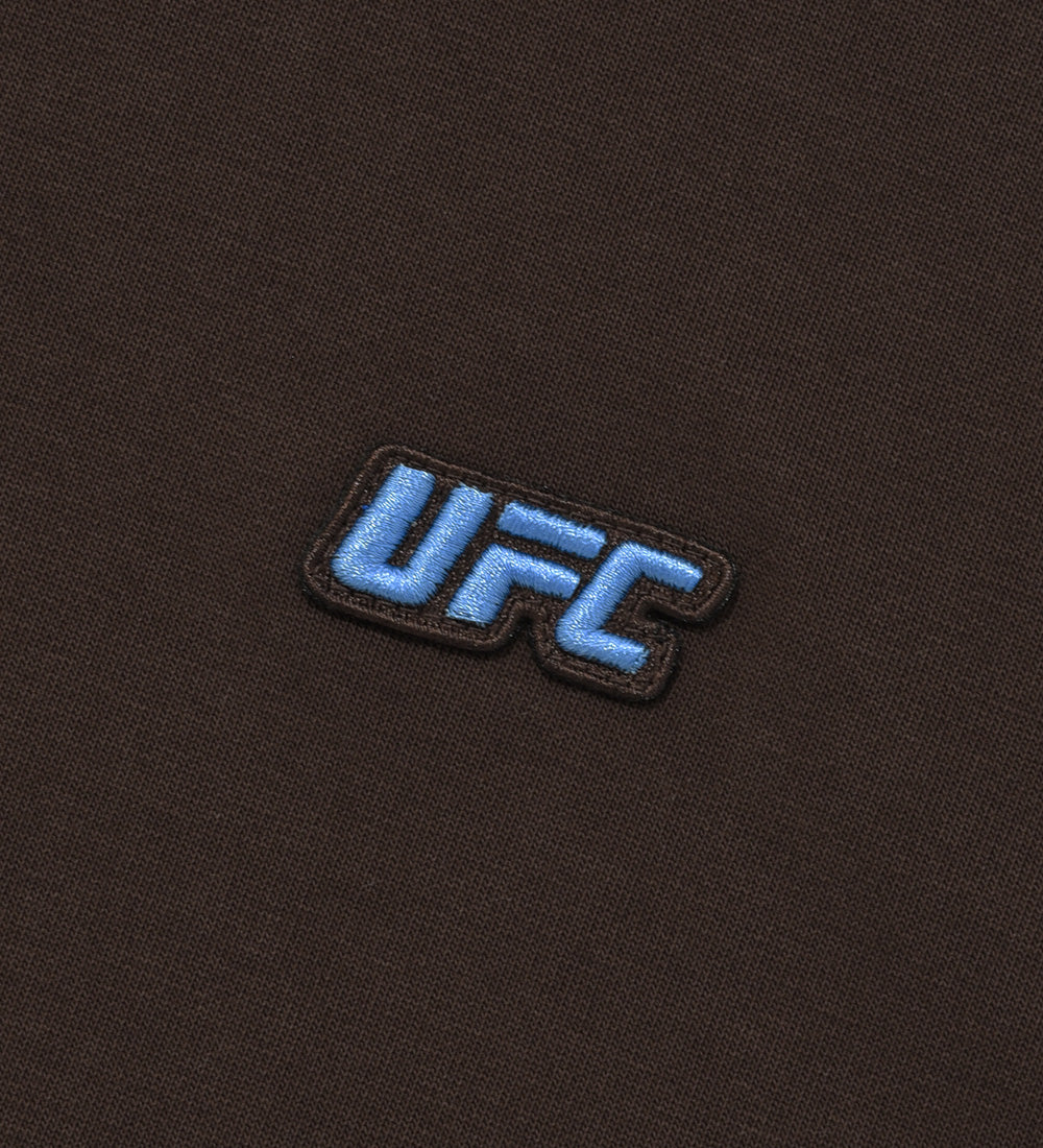 هودي واسع بقصة مريحة بشعار كبير من UFC، بني غامق