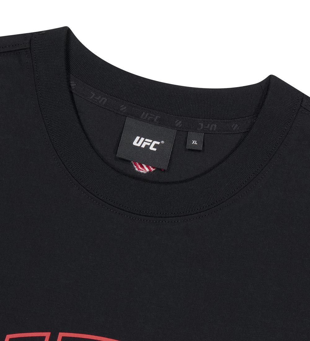 تي شيرت أوفر سايز بأكمام قصيرة بتصميم بطل UFC، أسود