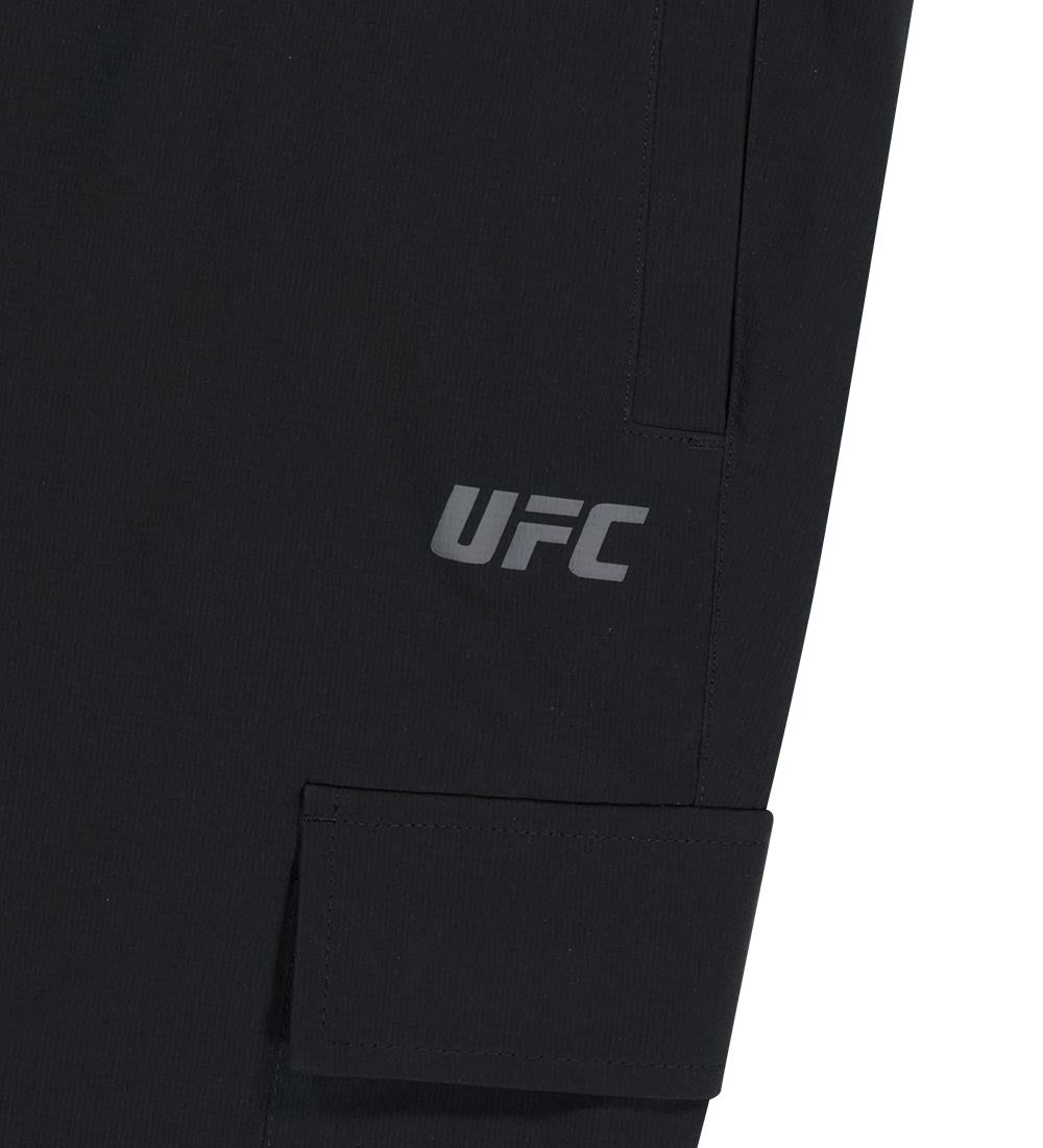 بنطال كارغو رياضي (جوغر) ضيق بقصة سلم فيت من UFC Venture، أسود